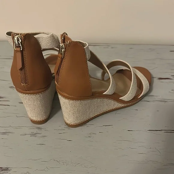 Crown & Ivy Tan and Cream Wedge Sandals - Picture 4 of 6